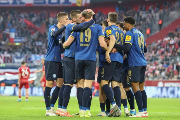 Phil Harres (Holstein Kiel) Torjubel,jubelt mit ihrer Mannschaft nach dem Treffer zum 0:1 waehrend des Spiels der 2. Bundesliga zwischen Fortuna Düsseldorf und Holstein Kiel, Merkur Spiel-Arena am 10. April 2026 in Düsseldorf, Deutschland. (Foto von Oliver Kaelke DeFodi Images) +++ Phil Harres (Holstein Kiel) celebrates after scoring her team s first goal with teammates during the 2. Bundesliga match between Fortuna Düsseldorf and Holstein Kiel at Merkur Spiel-Arena on April 10, 2026 in Düsseldorf, Germany. (Photo by Oliver Kaelke DeFodi Images) (Photo by Oliver Kaelke DeFodi Images) - *** Phil Harres Holstein Kiel celebrates after scoring her team s first goal with teammates during the 2 Bundesliga match between Fortuna Düsseldorf and Holstein Kiel at Merkur Spiel Arena on April 10, 2026 in Düsseldorf, Germany, Germany Photo by Oliver Kaelke DeFodi Images Phil Harres Holstein Kiel celebrates after scoring her team s first goal with teammates during the 2 Bundesliga match between Fortuna Düsseldorf and Holstein Kiel at Merkur Spiel Arena on April 10, 2026 in Düsseldorf, Germany Photo by Oliver Kaelke DeFodi Images Photo by Oliver Kaelke DeFodi Images