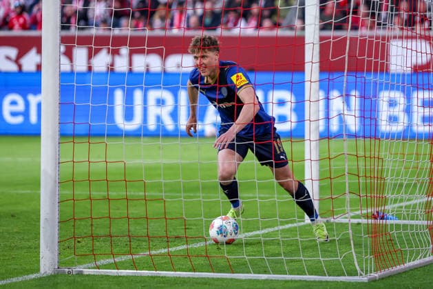 10.04.2026, Fußball, Fortuna Düsseldorf - Holstein Kiel, 2. Fußball Bundesliga, Herren, Merkur Spiel-Arena, 29. Spieltag, Saison 2025 2026: Torjubel nach dem Tor zum 1:0 durch Torschütze Phil Harres (Holstein Kiel 19) zusammen mit DFB regulations prohibit any use of photographs as image sequences and or quasi-video. Nordrhein-Westfalen Deutschland *** 10 04 2026, Football, Fortuna Düsseldorf Holstein Kiel, 2 Fußball Bundesliga, Herren, Merkur Spiel Arena, 29 Spieltag, Saison 2025 2026 Torjubel nach dem Tor zum 1 0 durch Torschütze Phil Harres Holstein Kiel 19 zusammen mit DFB regulations prohibit any use of photographs as image sequences and or quasi video Nordrhein Westfalen Germany