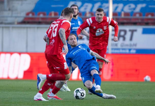 Regionalliga Nordost -Saison 25 26 Hallescher FC vs.VSG Altglienicke Halle, Deutschland 10.April 2026: Im Bild:v. li. im Zweikampf Niclas Stierlin (Halle) und Tim Rieder (Altglienicke) Halle Saale Leuna Chemie Stadion Sachsen-Anhalt Deutschland *** Regionalliga Nordost Season 25 26 Hallescher FC vs VSG Altglienicke Halle, Germany 10 April 2026 In the picture from left in duel Niclas Stierlin Halle and Tim Rieder Altglienicke Halle Saale Leuna Chemie Stadion Sachsen Anhalt Germany