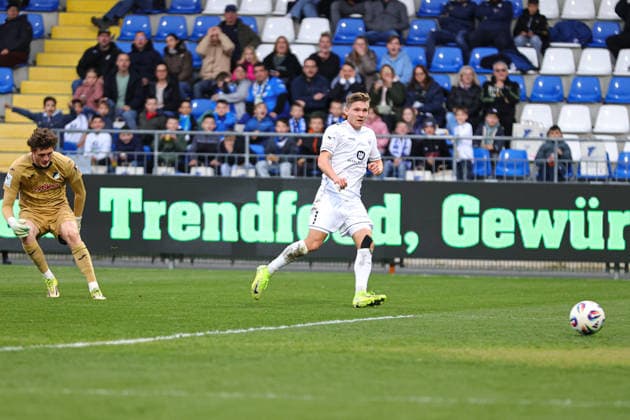 10.04.2026, Fussball, Herren, Dritte Liga, 33. Spieltag 3. Liga Saison 2025 2026: TSG 1899 Hoffenheim II - FC Schweinfurt 05 Von links: Torwart Lukas Petersson ((TSG 1899 Hoffenheim II, 01), Sebastian Müller (FC Schweinfurt 05, 37) trifft zum 1:0 Sinsheim Dietmar-Hopp-Stadion Hoffenheim Baden-Württemberg Deutschland *** 10 04 2026, Football, Men, Third division, 33 Matchday 3 Liga Season 2025 2026 TSG 1899 Hoffenheim II FC Schweinfurt 05 From left Goalkeeper Lukas Petersson TSG 1899 Hoffenheim II, 01 , Sebastian Müller FC Schweinfurt 05, 37 scores to 1 0 Sinsheim Dietmar Hopp Stadion Hoffenheim Baden Württemberg Germany