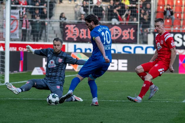 Regionalliga Nordost -Saison 25 26 Hallescher FC vs.VSG Altglienicke Halle, Deutschland 10.April 2026: Im Bild:v.li.Torhueter Sven Müller Mueller (Halle), Jonas Nietfeld (Altglienicke) und Pascal Schmedemann (Halle) Halle Saale Leuna Chemie Stadion Sachsen-Anhalt Deutschland *** Regionalliga Nordost Season 25 26 Hallescher FC vs VSG Altglienicke Halle, Germany 10 April 2026 In the picture from left goalkeeper Sven Müller Mueller Halle , Jonas Nietfeld Altglienicke and Pascal Schmedemann Halle Halle Saale Leuna Chemie Stadion Sachsen Anhalt Germany