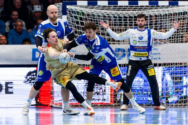 10.04.2026, GER, Handball, Maenner, Saison 25 26, Daikin 1.Bl, 28.Spieltag, ThSV Eisenach - TSV Hannover-Burgdorf Leif Tissier (TSV Hannover-Burgdorf), Peter Walz (ThSV Eisenach,14), Phillip Meyer (ThSV Eisenach,27) 99817 Eisenach Werner-Assmann-Halle Am Sportp Thueringen Deutschland