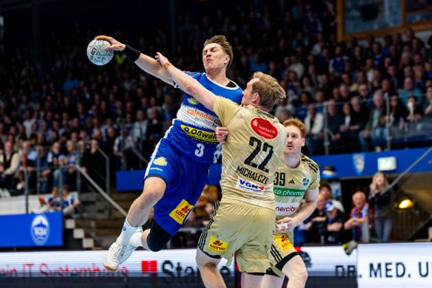 10.04.2026, GER, Handball, Maenner, Saison 25 26, Daikin 1.Bl, 28.Spieltag, ThSV Eisenach - TSV Hannover-Burgdorf Oskar Joelsson (ThSV Eisenach,3), Marian Michalczik (TSV Hannover-Burgdorf) 99817 Eisenach Werner-Assmann-Halle Am Sportp Thueringen Deutschland