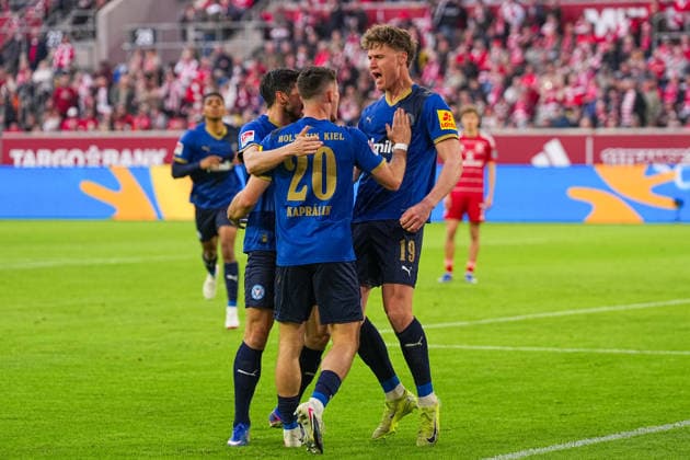 10.04.2026, xydrx, Fußball, 2. Fußball Bundesliga, Fortuna Düsseldorf - Holstein Kiel, Saison 2025 2026, Merkur Spiel-Arena: Torjubel nach dem Tor zum 1:0 für Holstein Kiel durch Torschütze Phil Harres (Holstein Kiel, 19) zusammen mit Adrian Kapralik (Holstein Kiel, 20) DFB regulations prohibit any use of photographs as image sequences and or quasi-video. *** 10 04 2026, xydrx, Fußball, 2 Fußball Bundesliga, Fortuna Düsseldorf Holstein Kiel, Saison 2025 2026, Merkur Spiel Arena Torjubel nach dem Tor zum 1 0 für Holstein Kiel durch Torschütze Phil Harres Holstein Kiel, 19 zusammen mit Adrian Kapralik Holstein Kiel, 20 DFB regulations prohibit any use of photographs as image sequences and or quasi video Copyright: HMBxMedia YannisxDreimann