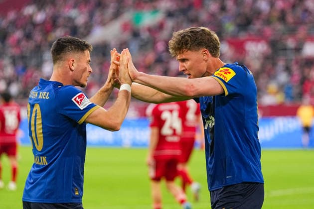 10.04.2026, xydrx, Fußball, 2. Fußball Bundesliga, Fortuna Düsseldorf - Holstein Kiel, Saison 2025 2026, Merkur Spiel-Arena: Torjubel nach dem Tor zum 1:0 für Holstein Kiel durch Torschütze Phil Harres (Holstein Kiel, 19) zusammen mit Adrian Kapralik (Holstein Kiel, 20) DFB regulations prohibit any use of photographs as image sequences and or quasi-video. *** 10 04 2026, xydrx, Fußball, 2 Fußball Bundesliga, Fortuna Düsseldorf Holstein Kiel, Saison 2025 2026, Merkur Spiel Arena Torjubel nach dem Tor zum 1 0 für Holstein Kiel durch Torschütze Phil Harres Holstein Kiel, 19 zusammen mit Adrian Kapralik Holstein Kiel, 20 DFB regulations prohibit any use of photographs as image sequences and or quasi video Copyright: HMBxMedia YannisxDreimann