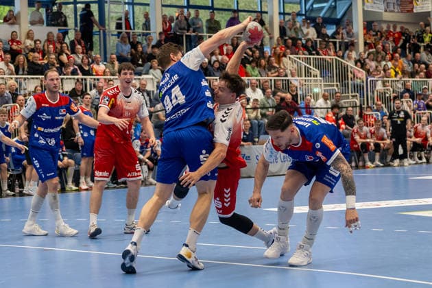 Zweikampf zwischen Georg Poehle (HBW Balingen Weilstetten, 94), Nils Homscheid (TuSEM Essen, 15) und Csaba Leimeter (HBW Balingen Weilstetten, 55). TuSEM Essen vs. HBW Balingen Weilstetten, Handball, 2. HBL, 27. Spieltag, Saison 2025 2026, 10.04.2026 TuSEM Essen vs. HBW Balingen Weilstetten, Handball, 2. HBL, 27. Spieltag, Saison 2025 2026, 10.04.2026 Essen *** duel between Georg Poehle HBW Balingen Weilstetten, 94 , Nils Homscheid TuSEM Essen, 15 and Csaba Leimeter HBW Balingen Weilstetten, 55 TuSEM Essen vs HBW Balingen Weilstetten, Handball, 2 HBL, Matchday 27, Season 2025 2026, 10 04 2026 TuSEM Essen vs HBW Balingen Weilstetten, Handball, 2 HBL, Matchday 27, Season 2025 2026, 10 04 2026 Essen Copyright: xEibner-Pressefoto ThomasxHaeslerx EP_THR