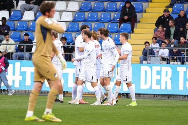 10.04.2026, Fussball, Herren, Dritte Liga, 33. Spieltag 3. Liga Saison 2025 2026: TSG 1899 Hoffenheim II - FC Schweinfurt 05 Schweinfurt feiert das 1:0 durch Sebastian Müller (FC Schweinfurt 05, 37) Sinsheim Dietmar-Hopp-Stadion Hoffenheim Baden-Württemberg Deutschland *** 10 04 2026, Football, Men, Third division, 33 Matchday 3 Liga Season 2025 2026 TSG 1899 Hoffenheim II FC Schweinfurt 05 Schweinfurt celebrates the 1 0 by Sebastian Müller FC Schweinfurt 05, 37 Sinsheim Dietmar Hopp Stadion Hoffenheim Baden Württemberg Germany