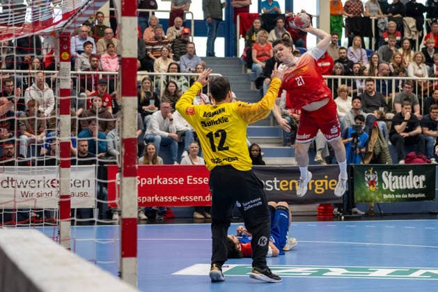 Daniel Rebmann (HBW Balingen Weilstetten, 12) kann den Wurf von Felix Eissing (TuSEM Essen, 21) nicht halten. TuSEM Essen vs. HBW Balingen Weilstetten, Handball, 2. HBL, 27. Spieltag, Saison 2025 2026, 10.04.2026 TuSEM Essen vs. HBW Balingen Weilstetten, Handball, 2. HBL, 27. Spieltag, Saison 2025 2026, 10.04.2026 Essen *** Daniel Rebmann HBW Balingen Weilstetten, 12 cannot hold the throw of Felix Eissing TuSEM Essen, 21 TuSEM Essen vs HBW Balingen Weilstetten, Handball, 2 HBL, Matchday 27, Season 2025 2026, 10 04 2026 TuSEM Essen vs HBW Balingen Weilstetten, Handball, 2 HBL, Matchday 27, Season 2025 2026, 10 04 2026 Essen Copyright: xEibner-Pressefoto ThomasxHaeslerx EP_THR