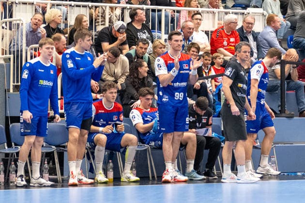 Die Balinger Bank feiert eine gelungene Abwehr. TuSEM Essen vs. HBW Balingen Weilstetten, Handball, 2. HBL, 27. Spieltag, Saison 2025 2026, 10.04.2026 TuSEM Essen vs. HBW Balingen Weilstetten, Handball, 2. HBL, 27. Spieltag, Saison 2025 2026, 10.04.2026 Essen *** The Balingen bench celebrates a successful defense TuSEM Essen vs HBW Balingen Weilstetten, Handball, 2 HBL, Matchday 27, Season 2025 2026, 10 04 2026 TuSEM Essen vs HBW Balingen Weilstetten, Handball, 2 HBL, Matchday 27, Season 2025 2026, 10 04 2026 Essen Copyright: xEibner-Pressefoto ThomasxHaeslerx EP_THR
