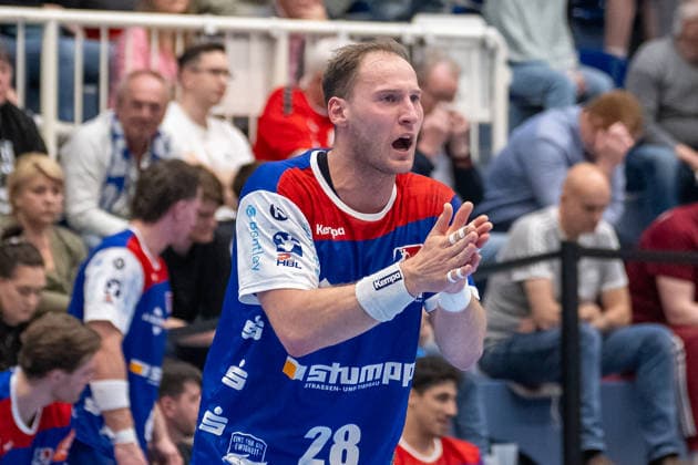 Tobias Heinzelmann (HBW Balingen Weilstetten, 28) feuert seine Teamkollegen an. TuSEM Essen vs. HBW Balingen Weilstetten, Handball, 2. HBL, 27. Spieltag, Saison 2025 2026, 10.04.2026 TuSEM Essen vs. HBW Balingen Weilstetten, Handball, 2. HBL, 27. Spieltag, Saison 2025 2026, 10.04.2026 Essen *** Tobias Heinzelmann HBW Balingen Weilstetten, 28 cheers on his teammates TuSEM Essen vs HBW Balingen Weilstetten, Handball, 2 HBL, Matchday 27, Season 2025 2026, 10 04 2026 TuSEM Essen vs HBW Balingen Weilstetten, Handball, 2 HBL, Matchday 27, Season 2025 2026, 10 04 2026 Essen Copyright: xEibner-Pressefoto ThomasxHaeslerx EP_THR