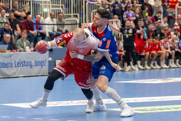 Zweikampf zwischen Oskar Kostuj (TuSEM Essen, 55) und Csaba Leimeter (HBW Balingen Weilstetten, 55). TuSEM Essen vs. HBW Balingen Weilstetten, Handball, 2. HBL, 27. Spieltag, Saison 2025 2026, 10.04.2026 TuSEM Essen vs. HBW Balingen Weilstetten, Handball, 2. HBL, 27. Spieltag, Saison 2025 2026, 10.04.2026 Essen *** Duel between Oskar Kostuj TuSEM Essen, 55 and Csaba Leimeter HBW Balingen Weilstetten, 55 TuSEM Essen vs HBW Balingen Weilstetten, Handball, 2 HBL, Matchday 27, Season 2025 2026, 10 04 2026 TuSEM Essen vs HBW Balingen Weilstetten, Handball, 2 HBL, Matchday 27, Season 2025 2026, 10 04 2026 Essen Copyright: xEibner-Pressefoto ThomasxHaeslerx EP_THR