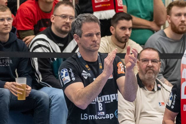 Matthia Flohr (HBW Balingen Weilstetten, Trainer) feiert die Abwehr seiner Mannschaft. TuSEM Essen vs. HBW Balingen Weilstetten, Handball, 2. HBL, 27. Spieltag, Saison 2025 2026, 10.04.2026 TuSEM Essen vs. HBW Balingen Weilstetten, Handball, 2. HBL, 27. Spieltag, Saison 2025 2026, 10.04.2026 Essen *** Matthia Flohr HBW Balingen Weilstetten, Coach celebrates the defense of his team TuSEM Essen vs HBW Balingen Weilstetten, Handball, 2 HBL, Matchday 27, Season 2025 2026, 10 04 2026 TuSEM Essen vs HBW Balingen Weilstetten, Handball, 2 HBL, Matchday 27, Season 2025 2026, 10 04 2026 Essen Copyright: xEibner-Pressefoto ThomasxHaeslerx EP_THR