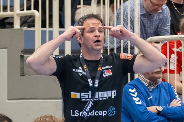 Matthia Flohr (HBW Balingen Weilstetten, Trainer) gibt Anweisungen. TuSEM Essen vs. HBW Balingen Weilstetten, Handball, 2. HBL, 27. Spieltag, Saison 2025 2026, 10.04.2026 TuSEM Essen vs. HBW Balingen Weilstetten, Handball, 2. HBL, 27. Spieltag, Saison 2025 2026, 10.04.2026 Essen *** Matthia Flohr HBW Balingen Weilstetten, Coach gives instructions TuSEM Essen vs HBW Balingen Weilstetten, Handball, 2 HBL, Matchday 27, Season 2025 2026, 10 04 2026 TuSEM Essen vs HBW Balingen Weilstetten, Handball, 2 HBL, Matchday 27, Season 2025 2026, 10 04 2026 Essen Copyright: xEibner-Pressefoto ThomasxHaeslerx EP_THR