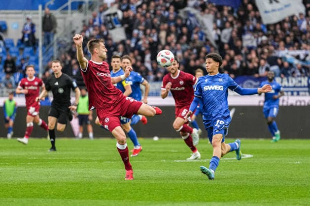 2. Bundesliga, Karlsruher SC vs Arminia Bielefeld, 10.04.2026 Zweikampf Robin Knoche (Arminia Bielefeld, 31) mit Louey Ben Farhat (Karlsruher SC, 19) 2. Bundesliga, Karlsruher SC vs Arminia Bielefeld, BBBank Wildpark Karlsruhe, 10.04.2026 DFB DFL REGULATIONS PROHIBIT ANY USE OF PHOTOGRAPHS AS IMAGE SEQUENCES AND OR QUASI-VIDEO. *** 2 Bundesliga, Karlsruher SC vs Arminia Bielefeld, 10 04 2026 duel Robin Knoche Arminia Bielefeld, 31 with Louey Ben Farhat Karlsruher SC, 19 2 Bundesliga, Karlsruher SC vs Arminia Bielefeld, BBBank Wildpark Karlsruhe, 10 04 2026 DFB DFL REGULATIONS PROHIBIT ANY USE OF PHOTOGRAPHS AS IMAGE SEQUENCES AND OR QUASI VIDEO Copyright: xBEAUTIFULxSPORTS Boscox