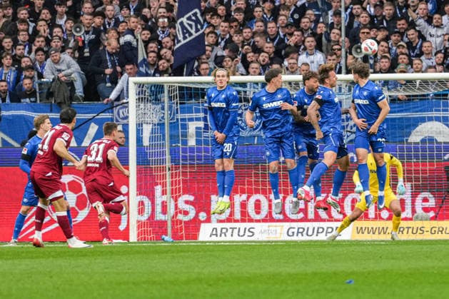 2. Bundesliga, Karlsruher SC vs Arminia Bielefeld, 10.04.2026 Stefano Russo (Arminia Bielefeld, 21) mit eine Freistoß welcher knapp über die Mauer geht 2. Bundesliga, Karlsruher SC vs Arminia Bielefeld, BBBank Wildpark Karlsruhe, 10.04.2026 DFB DFL REGULATIONS PROHIBIT ANY USE OF PHOTOGRAPHS AS IMAGE SEQUENCES AND OR QUASI-VIDEO. *** 2 Bundesliga, Karlsruher SC vs Arminia Bielefeld, 10 04 2026 Stefano Russo Arminia Bielefeld, 21 with a free kick which goes just over the wall 2 Bundesliga, Karlsruher SC vs Arminia Bielefeld, BBBank Wildpark Karlsruhe, 10 04 2026 DFB DFL REGULATIONS PROHIBIT ANY USE OF PHOTOGRAPHS AS IMAGE SEQUENCES AND OR QUASI VIDEO Copyright: xBEAUTIFULxSPORTS Boscox