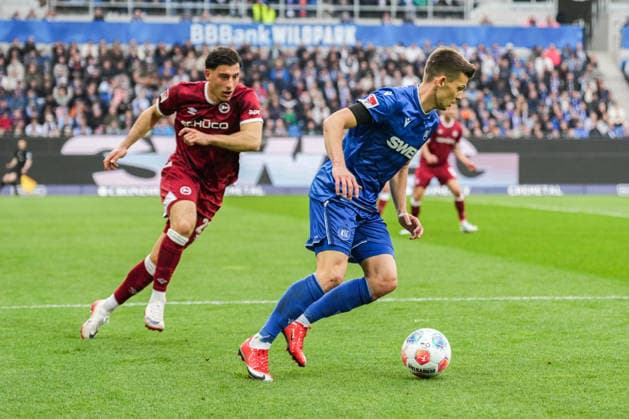 2. Bundesliga, Karlsruher SC vs Arminia Bielefeld, 10.04.2026 Zweikampf zwischen Stefano Russo (Arminia Bielefeld, 21) und Marvin Wanitzek (Karlsruher SC, 10) 2. Bundesliga, Karlsruher SC vs Arminia Bielefeld, BBBank Wildpark Karlsruhe, 10.04.2026 DFB DFL REGULATIONS PROHIBIT ANY USE OF PHOTOGRAPHS AS IMAGE SEQUENCES AND OR QUASI-VIDEO. *** 2 Bundesliga, Karlsruher SC vs. Arminia Bielefeld, 10 04 2026 Duel between Stefano Russo Arminia Bielefeld, 21 and Marvin Wanitzek Karlsruher SC, 10 2 Bundesliga, Karlsruher SC vs. Arminia Bielefeld, BBBank Wildpark Karlsruhe, 10 04 2026 DFB DFL REGULATIONS PROHIBIT ANY USE OF PHOTOGRAPHS AS IMAGE SEQUENCES AND OR QUASI VIDEO Copyright: xBEAUTIFULxSPORTS Boscox