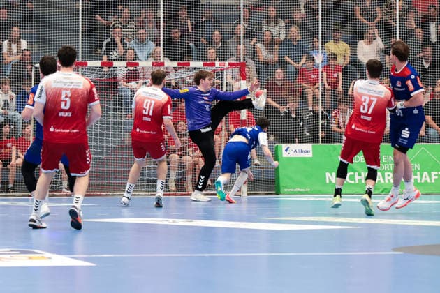 10.04.2026, 27. Spieltag der 2. Handball Bundesliga, TuSEM Essen - HBW Balingen Weilstetten. Torwart Finn Knaack (TuSEM Essen) mit einer Parade gegen Elias Fügel (HBW Balingen-Weilstetten). Essen Am Hallo NRW Deutschland xRHR-FOTO DEx *** 10 04 2026, 27 Matchday of 2 Handball Bundesliga, TuSEM Essen HBW Balingen Weilstetten Goalkeeper Finn Knaack TuSEM Essen with a save against Elias Fügel HBW Balingen Weilstetten Essen Am Hallo NRW Germany xRHR PHOTO DEx Copyright: DennisxEwert RHR-FOTOx RHR-FOTO DE