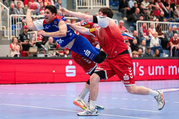 10.04.2026, 27. Spieltag der 2. Handball Bundesliga, TuSEM Essen - HBW Balingen Weilstetten. v. l. Yonatan Dayan (HBW Balingen-Weilstetten), Valentin Willner (TuSEM Essen). Essen Am Hallo NRW Deutschland xRHR-FOTO DEx *** 10 04 2026, 27 Matchday of the 2 Handball Bundesliga, TuSEM Essen HBW Balingen Weilstetten f l Yonatan Dayan HBW Balingen Weilstetten , Valentin Willner TuSEM Essen Essen Am Hallo NRW Germany xRHR PHOTO DEx Copyright: DennisxEwert RHR-FOTOx RHR-FOTO DE