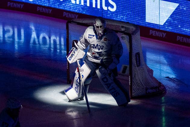 Maximilian Franzreb (Torwart, Adler Mannheim, 56) im Scheinwerferlicht vor Beginn der Partie GER, EHC Red Bull Muenchen vs. Adler Mannheim, Eishockey, DEL, Playoffs, Halbfinale Spiel 2, Saison 2025 2026, 10.04.2026. GER, EHC Red Bull Muenchen vs. Adler Mannheim, Eishockey, DEL, Playoffs, Halbfinale Spiel 2, Saison 2025 2026, 10.04.2026. Muenchen *** Maximilian Franzreb Goalkeeper, Adler Mannheim, 56 in the spotlight before the start of the game GER, EHC Red Bull Muenchen vs Adler Mannheim, Ice Hockey, DEL, Playoffs, Semi-final Game 2, Season 2025 2026, 10 04 2026 GER, EHC Red Bull Muenchen vs Adler Mannheim, Ice Hockey, DEL, Playoffs, Semi-final Game 2, Season 2025 2026, 10 04 2026 Muenchen Copyright: xEibner-Pressefoto FranzxFeinerx EP_HFR