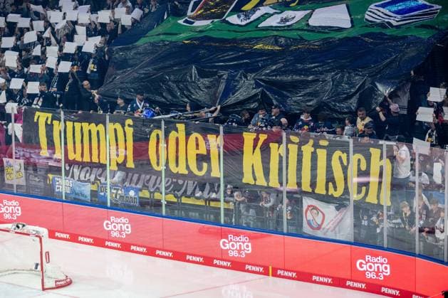 Choreografie der Muenchner Fans in der Nordkurve vor Spielbeginn GER, EHC Red Bull Muenchen vs. Adler Mannheim, Eishockey, DEL, Playoffs, Halbfinale Spiel 2, Saison 2025 2026, 10.04.2026. GER, EHC Red Bull Muenchen vs. Adler Mannheim, Eishockey, DEL, Playoffs, Halbfinale Spiel 2, Saison 2025 2026, 10.04.2026. Muenchen *** Choreography of the Munich fans in the North Curve before the start of the match GER, EHC Red Bull Muenchen vs Adler Mannheim, Ice Hockey, DEL, Playoffs, Semi-Final Game 2, Season 2025 2026, 10 04 2026 GER, EHC Red Bull Muenchen vs Adler Mannheim, Ice Hockey, DEL, Playoffs, Semi-Final Game 2, Season 2025 2026, 10 04 2026 Muenchen Copyright: xEibner-Pressefoto FranzxFeinerx EP_HFR