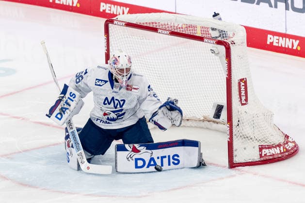 Maximilian Franzreb (Torwart, Adler Mannheim, 56) bei der Abwehr eines Pucks GER, EHC Red Bull Muenchen vs. Adler Mannheim, Eishockey, DEL, Playoffs, Halbfinale Spiel 2, Saison 2025 2026, 10.04.2026. GER, EHC Red Bull Muenchen vs. Adler Mannheim, Eishockey, DEL, Playoffs, Halbfinale Spiel 2, Saison 2025 2026, 10.04.2026. Muenchen *** Maximilian Franzreb Goalkeeper, Adler Mannheim, 56 defending a puck GER, EHC Red Bull Muenchen vs Adler Mannheim, Ice Hockey, DEL, Playoffs, Semifinal Game 2, Season 2025 2026, 10 04 2026 GER, EHC Red Bull Muenchen vs Adler Mannheim, Ice Hockey, DEL, Playoffs, Semifinal Game 2, Season 2025 2026, 10 04 2026 Muenchen Copyright: xEibner-Pressefoto FranzxFeinerx EP_HFR