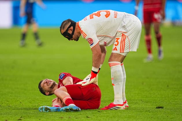 10.04.2026, xydrx, Fußball, 2. Fußball Bundesliga, Fortuna Düsseldorf - Holstein Kiel, Saison 2025 2026, Merkur Spiel-Arena: Florent Muslija (Fortuna Düsseldorf, 24) liegt auf dem Feld mit schmerzverzehrtem Gesicht DFB regulations prohibit any use of photographs as image sequences and or quasi-video. *** 10 04 2026, xydrx, Fußball, 2 Fußball Bundesliga, Fortuna Düsseldorf Holstein Kiel, Saison 2025 2026, Merkur Spiel Arena Florent Muslija Fortuna Düsseldorf, 24 lies on the field with a pained face DFB regulations prohibit any use of photographs as image sequences and or quasi video Copyright: HMBxMedia YannisxDreimann