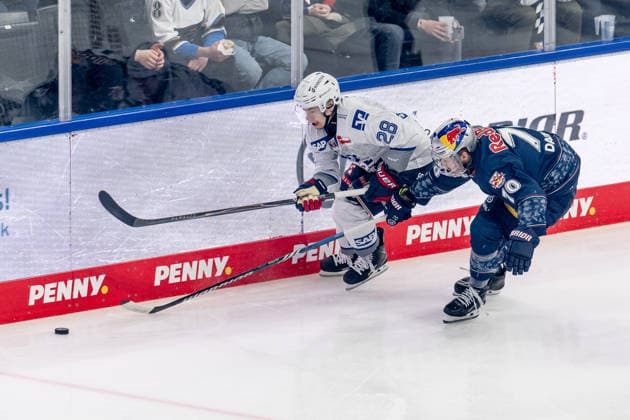 Kampf um den Puck Zweikampf zwischen Alexander Ehl (Adler Mannheim, 28) und Maximilian Daubner (EHC Red Bull Muenchen, 70) GER, EHC Red Bull Muenchen vs. Adler Mannheim, Eishockey, DEL, Playoffs, Halbfinale Spiel 2, Saison 2025 2026, 10.04.2026. GER, EHC Red Bull Muenchen vs. Adler Mannheim, Eishockey, DEL, Playoffs, Halbfinale Spiel 2, Saison 2025 2026, 10.04.2026. Muenchen *** Battle for the puck duel between Alexander Ehl Adler Mannheim, 28 and Maximilian Daubner EHC Red Bull Muenchen, 70 GER, EHC Red Bull Muenchen vs Adler Mannheim, ice hockey, DEL, playoffs, semi-final game 2, 2025 2026 season, 10 04 2026 GER, EHC Red Bull Muenchen vs Adler Mannheim, ice hockey, DEL, playoffs, semi-final game 2, 2025 2026 season, 10 04 2026 Muenchen Copyright: xEibner-Pressefoto FranzxFeinerx EP_HFR