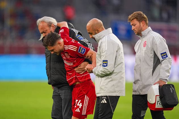 10.04.2026, xydrx, Fußball, 2. Fußball Bundesliga, Fortuna Düsseldorf - Holstein Kiel, Saison 2025 2026, Merkur Spiel-Arena: Florent Muslija (Fortuna Düsseldorf, 24) verlässt verletzt das Feld DFB regulations prohibit any use of photographs as image sequences and or quasi-video. *** 10 04 2026, xydrx, Fußball, 2 Fußball Bundesliga, Fortuna Düsseldorf Holstein Kiel, Saison 2025 2026, Merkur Spiel Arena Florent Muslija Fortuna Düsseldorf, 24 leaves the field injured DFB regulations prohibit any use of photographs as image sequences and or quasi video Copyright: HMBxMedia YannisxDreimann