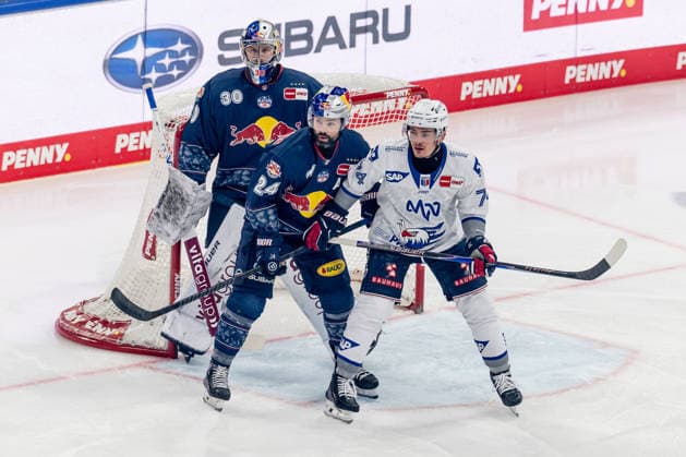 Ryan Murphy (EHC Red Bull Muenchen, 24) verteidigt gegen Justin Schuetz (Adler Mannheim, 74) vor dem Tor von Antoine Bibeau (Torwart, EHC Red Bull Muenchen, 30) GER, EHC Red Bull Muenchen vs. Adler Mannheim, Eishockey, DEL, Playoffs, Halbfinale Spiel 2, Saison 2025 2026, 10.04.2026. GER, EHC Red Bull Muenchen vs. Adler Mannheim, Eishockey, DEL, Playoffs, Halbfinale Spiel 2, Saison 2025 2026, 10.04.2026. Muenchen *** Ryan Murphy EHC Red Bull Muenchen, 24 defends against Justin Schuetz Adler Mannheim, 74 in front of Antoine Bibeaus goal Goalkeeper, EHC Red Bull Muenchen, 30 GER, EHC Red Bull Muenchen vs Adler Mannheim, Ice Hockey, DEL, Playoffs, Semifinal Game 2, 2025 2026 Season, 10 04 2026 GER, EHC Red Bull Muenchen vs Adler Mannheim, Ice Hockey, DEL, Playoffs, Semifinal Game 2, 2025 2026 Season, 10 04 2026 Muenchen Copyright: xEibner-Pressefoto FranzxFeinerx EP_HFR