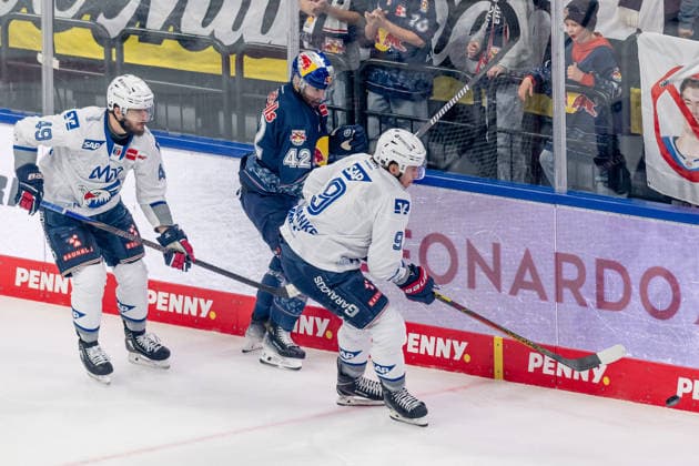 Kampf um den Puck von Lukas Kaelble (Adler Mannheim, 49) und Leon Gawanke (Adler Mannheim, 9) mit Yasin Ehliz (EHC Red Bull Muenchen, 42) GER, EHC Red Bull Muenchen vs. Adler Mannheim, Eishockey, DEL, Playoffs, Halbfinale Spiel 2, Saison 2025 2026, 10.04.2026. GER, EHC Red Bull Muenchen vs. Adler Mannheim, Eishockey, DEL, Playoffs, Halbfinale Spiel 2, Saison 2025 2026, 10.04.2026. Muenchen *** Battle for the puck by Lukas Kaelble Adler Mannheim, 49 and Leon Gawanke Adler Mannheim, 9 with Yasin Ehliz EHC Red Bull Muenchen, 42 GER, EHC Red Bull Muenchen vs Adler Mannheim, Ice Hockey, DEL, Playoffs, Semi-Final Game 2, 2025 2026 Season, 10 04 2026 GER, EHC Red Bull Muenchen vs Adler Mannheim, Ice Hockey, DEL, Playoffs, Semi-Final Game 2, 2025 2026 Season, 10 04 2026 Muenchen Copyright: xEibner-Pressefoto FranzxFeinerx EP_HFR