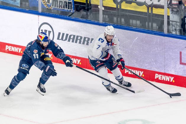 Kampf um den Puck Zweikampf zwischen Markus Eisenschmid (EHC Red Bull Muenchen, 11) und John Gilmour (Adler Mannheim, 7) GER, EHC Red Bull Muenchen vs. Adler Mannheim, Eishockey, DEL, Playoffs, Halbfinale Spiel 2, Saison 2025 2026, 10.04.2026. GER, EHC Red Bull Muenchen vs. Adler Mannheim, Eishockey, DEL, Playoffs, Halbfinale Spiel 2, Saison 2025 2026, 10.04.2026. Muenchen *** Fight for the puck duel between Markus Eisenschmid EHC Red Bull Muenchen, 11 and John Gilmour Adler Mannheim, 7 GER, EHC Red Bull Muenchen vs Adler Mannheim, ice hockey, DEL, playoffs, semi-final game 2, 2025 2026 season, 10 04 2026 GER, EHC Red Bull Muenchen vs Adler Mannheim, ice hockey, DEL, playoffs, semi-final game 2, 2025 2026 season, 10 04 2026 Muenchen Copyright: xEibner-Pressefoto FranzxFeinerx EP_HFR