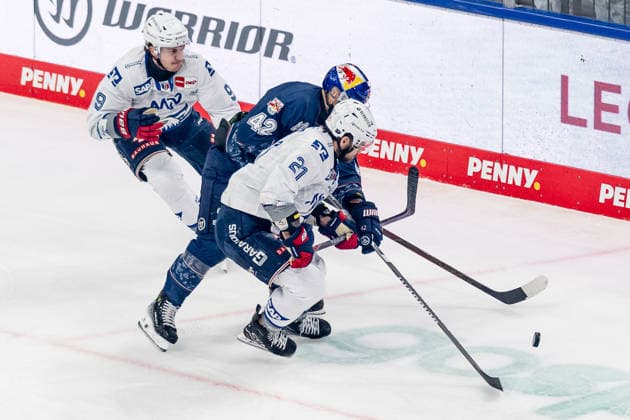 Kampf um den Puck von Leon Gawanke (Adler Mannheim, 9) und Kris Bennett (Adler Mannheim, 21) mit Yasin Ehliz (EHC Red Bull Muenchen, 42) GER, EHC Red Bull Muenchen vs. Adler Mannheim, Eishockey, DEL, Playoffs, Halbfinale Spiel 2, Saison 2025 2026, 10.04.2026. GER, EHC Red Bull Muenchen vs. Adler Mannheim, Eishockey, DEL, Playoffs, Halbfinale Spiel 2, Saison 2025 2026, 10.04.2026. Muenchen *** Battle for the puck by Leon Gawanke Adler Mannheim, 9 and Kris Bennett Adler Mannheim, 21 with Yasin Ehliz EHC Red Bull Muenchen, 42 GER, EHC Red Bull Muenchen vs Adler Mannheim, Ice Hockey, DEL, Playoffs, Semi-Final Game 2, 2025 2026 Season, 10 04 2026 GER, EHC Red Bull Muenchen vs Adler Mannheim, Ice Hockey, DEL, Playoffs, Semi-Final Game 2, 2025 2026 Season, 10 04 2026 Muenchen Copyright: xEibner-Pressefoto FranzxFeinerx EP_HFR