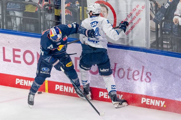 Kampf um den Puck Zweikampf zwischen Adam Brooks (EHC Red Bull Muenchen, 77) und Dan Renouf (Adler Mannheim, 4) GER, EHC Red Bull Muenchen vs. Adler Mannheim, Eishockey, DEL, Playoffs, Halbfinale Spiel 2, Saison 2025 2026, 10.04.2026. GER, EHC Red Bull Muenchen vs. Adler Mannheim, Eishockey, DEL, Playoffs, Halbfinale Spiel 2, Saison 2025 2026, 10.04.2026. Muenchen *** Battle for the puck duel between Adam Brooks EHC Red Bull Muenchen, 77 and Dan Renouf Adler Mannheim, 4 GER, EHC Red Bull Muenchen vs Adler Mannheim, ice hockey, DEL, playoffs, semi-final game 2, 2025 2026 season, 10 04 2026 GER, EHC Red Bull Muenchen vs Adler Mannheim, ice hockey, DEL, playoffs, semi-final game 2, 2025 2026 season, 10 04 2026 Muenchen Copyright: xEibner-Pressefoto FranzxFeinerx EP_HFR