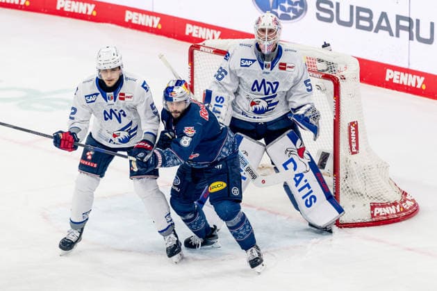 Nicolas Mattinen (Adler Mannheim, 52) verteidigt gegen Tobias Rieder (EHC Red Bull Muenchen, 8) vor dem Tor von Maximilian Franzreb (Torwart, Adler Mannheim, 56) GER, EHC Red Bull Muenchen vs. Adler Mannheim, Eishockey, DEL, Playoffs, Halbfinale Spiel 2, Saison 2025 2026, 10.04.2026. GER, EHC Red Bull Muenchen vs. Adler Mannheim, Eishockey, DEL, Playoffs, Halbfinale Spiel 2, Saison 2025 2026, 10.04.2026. Muenchen *** Nicolas Mattinen Adler Mannheim, 52 defends against Tobias Rieder EHC Red Bull Muenchen, 8 in front of the goal of Maximilian Franzreb Goalkeeper, Adler Mannheim, 56 GER, EHC Red Bull Muenchen vs Adler Mannheim, Ice Hockey, DEL, Playoffs, Semifinal Game 2, 2025 2026 Season, 10 04 2026 GER, EHC Red Bull Muenchen vs Adler Mannheim, Ice Hockey, DEL, Playoffs, Semifinal Game 2, 2025 2026 Season, 10 04 2026 Muenchen Copyright: xEibner-Pressefoto FranzxFeinerx EP_HFR