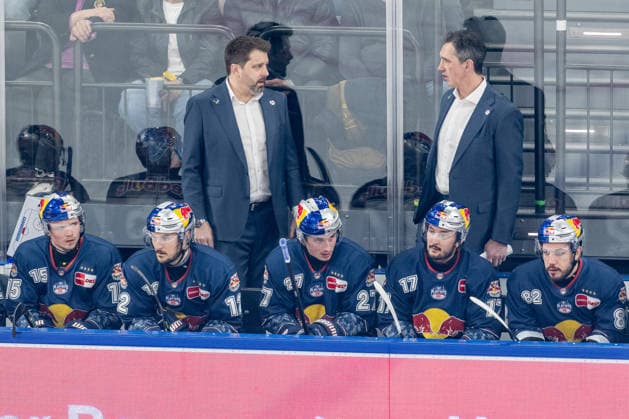 Oliver David (Chef-Trainer, EHC Red Bull Muenchen) und Rob Leask (Co-Trainer, EHC Red Bull Muenchen) stimmen sich ab GER, EHC Red Bull Muenchen vs. Adler Mannheim, Eishockey, DEL, Playoffs, Halbfinale Spiel 2, Saison 2025 2026, 10.04.2026. GER, EHC Red Bull Muenchen vs. Adler Mannheim, Eishockey, DEL, Playoffs, Halbfinale Spiel 2, Saison 2025 2026, 10.04.2026. Muenchen *** Oliver David Head Coach, EHC Red Bull Muenchen and Rob Leask Co Coach, EHC Red Bull Muenchen coordinate GER, EHC Red Bull Muenchen vs Adler Mannheim, Ice Hockey, DEL, Playoffs, Semifinal Game 2, Season 2025 2026, 10 04 2026 GER, EHC Red Bull Muenchen vs Adler Mannheim, Ice Hockey, DEL, Playoffs, Semifinal Game 2, Season 2025 2026, 10 04 2026 Muenchen Copyright: xEibner-Pressefoto FranzxFeinerx EP_HFR