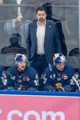 Oliver David (Chef-Trainer, EHC Red Bull Muenchen) GER, EHC Red Bull Muenchen vs. Adler Mannheim, Eishockey, DEL, Playoffs, Halbfinale Spiel 2, Saison 2025 2026, 10.04.2026. GER, EHC Red Bull Muenchen vs. Adler Mannheim, Eishockey, DEL, Playoffs, Halbfinale Spiel 2, Saison 2025 2026, 10.04.2026. Muenchen *** Oliver David Head Coach, EHC Red Bull Muenchen GER, EHC Red Bull Muenchen vs Adler Mannheim, Ice Hockey, DEL, Playoffs, Semifinal Game 2, Season 2025 2026, 10 04 2026 GER, EHC Red Bull Muenchen vs Adler Mannheim, Ice Hockey, DEL, Playoffs, Semifinal Game 2, Season 2025 2026, 10 04 2026 Muenchen Copyright: xEibner-Pressefoto FranzxFeinerx EP_HFR