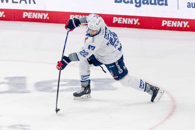 Matthias Plachta (Adler Mannheim, 22) beim Schlagschuss GER, EHC Red Bull Muenchen vs. Adler Mannheim, Eishockey, DEL, Playoffs, Halbfinale Spiel 2, Saison 2025 2026, 10.04.2026. GER, EHC Red Bull Muenchen vs. Adler Mannheim, Eishockey, DEL, Playoffs, Halbfinale Spiel 2, Saison 2025 2026, 10.04.2026. Muenchen *** Matthias Plachta Adler Mannheim, 22 on shot GER, EHC Red Bull Muenchen vs Adler Mannheim, ice hockey, DEL, playoffs, semi-final game 2, 2025 2026 season, 10 04 2026 GER, EHC Red Bull Muenchen vs Adler Mannheim, ice hockey, DEL, playoffs, semi-final game 2, 2025 2026 season, 10 04 2026 Muenchen Copyright: xEibner-Pressefoto FranzxFeinerx EP_HFR