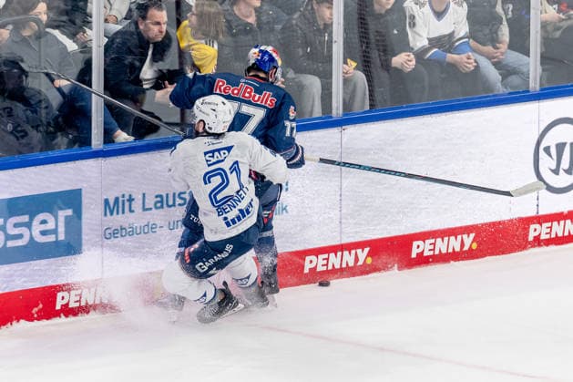 Kampf um den Puck Zweikampf zwischen Moritz Warnecke (EHC Red Bull Muenchen, 21) und Adam Brooks (EHC Red Bull Muenchen, 77) GER, EHC Red Bull Muenchen vs. Adler Mannheim, Eishockey, DEL, Playoffs, Halbfinale Spiel 2, Saison 2025 2026, 10.04.2026. GER, EHC Red Bull Muenchen vs. Adler Mannheim, Eishockey, DEL, Playoffs, Halbfinale Spiel 2, Saison 2025 2026, 10.04.2026. Muenchen *** Battle for the puck duel between Moritz Warnecke EHC Red Bull Muenchen, 21 and Adam Brooks EHC Red Bull Muenchen, 77 GER, EHC Red Bull Muenchen vs Adler Mannheim, ice hockey, DEL, playoffs, semi-final game 2, 2025 2026 season, 10 04 2026 GER, EHC Red Bull Muenchen vs Adler Mannheim, ice hockey, DEL, playoffs, semi-final game 2, 2025 2026 season, 10 04 2026 Muenchen Copyright: xEibner-Pressefoto FranzxFeinerx EP_HFR