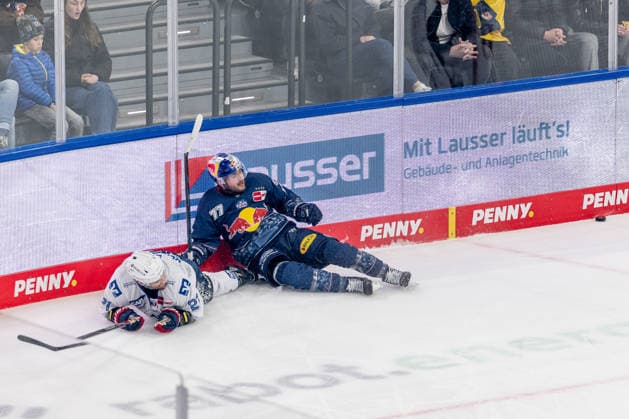 Kampf um den Puck Zweikampf zwischen Moritz Warnecke (EHC Red Bull Muenchen, 21) und Adam Brooks (EHC Red Bull Muenchen, 77) GER, EHC Red Bull Muenchen vs. Adler Mannheim, Eishockey, DEL, Playoffs, Halbfinale Spiel 2, Saison 2025 2026, 10.04.2026. GER, EHC Red Bull Muenchen vs. Adler Mannheim, Eishockey, DEL, Playoffs, Halbfinale Spiel 2, Saison 2025 2026, 10.04.2026. Muenchen *** Battle for the puck duel between Moritz Warnecke EHC Red Bull Muenchen, 21 and Adam Brooks EHC Red Bull Muenchen, 77 GER, EHC Red Bull Muenchen vs Adler Mannheim, ice hockey, DEL, playoffs, semi-final game 2, 2025 2026 season, 10 04 2026 GER, EHC Red Bull Muenchen vs Adler Mannheim, ice hockey, DEL, playoffs, semi-final game 2, 2025 2026 season, 10 04 2026 Muenchen Copyright: xEibner-Pressefoto FranzxFeinerx EP_HFR