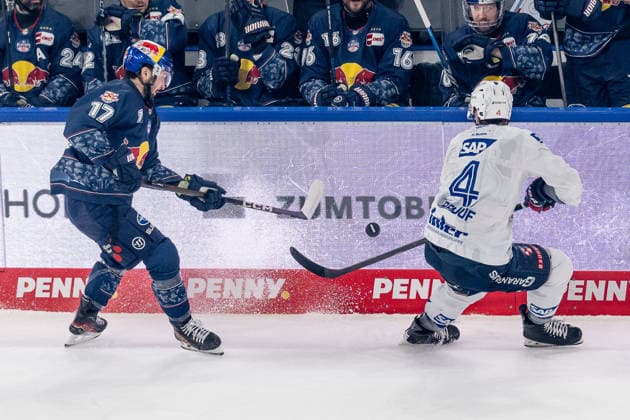 Kampf um den Puck Zweikampf zwischen Taro Hirose (EHC Red Bull Muenchen, 17) und Dan Renouf (Adler Mannheim, 4) GER, EHC Red Bull Muenchen vs. Adler Mannheim, Eishockey, DEL, Playoffs, Halbfinale Spiel 2, Saison 2025 2026, 10.04.2026. GER, EHC Red Bull Muenchen vs. Adler Mannheim, Eishockey, DEL, Playoffs, Halbfinale Spiel 2, Saison 2025 2026, 10.04.2026. Muenchen *** Battle for the puck duel between Taro Hirose EHC Red Bull Muenchen, 17 and Dan Renouf Adler Mannheim, 4 GER, EHC Red Bull Muenchen vs Adler Mannheim, ice hockey, DEL, playoffs, semi-final game 2, 2025 2026 season, 10 04 2026 GER, EHC Red Bull Muenchen vs Adler Mannheim, ice hockey, DEL, playoffs, semi-final game 2, 2025 2026 season, 10 04 2026 Muenchen Copyright: xEibner-Pressefoto FranzxFeinerx EP_HFR