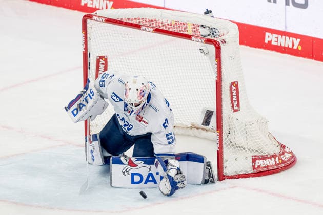 Maximilian Franzreb (Torwart, Adler Mannheim, 56) bei der Abwehr eines Pucks GER, EHC Red Bull Muenchen vs. Adler Mannheim, Eishockey, DEL, Playoffs, Halbfinale Spiel 2, Saison 2025 2026, 10.04.2026. GER, EHC Red Bull Muenchen vs. Adler Mannheim, Eishockey, DEL, Playoffs, Halbfinale Spiel 2, Saison 2025 2026, 10.04.2026. Muenchen *** Maximilian Franzreb Goalkeeper, Adler Mannheim, 56 defending a puck GER, EHC Red Bull Muenchen vs Adler Mannheim, Ice Hockey, DEL, Playoffs, Semifinal Game 2, Season 2025 2026, 10 04 2026 GER, EHC Red Bull Muenchen vs Adler Mannheim, Ice Hockey, DEL, Playoffs, Semifinal Game 2, Season 2025 2026, 10 04 2026 Muenchen Copyright: xEibner-Pressefoto FranzxFeinerx EP_HFR
