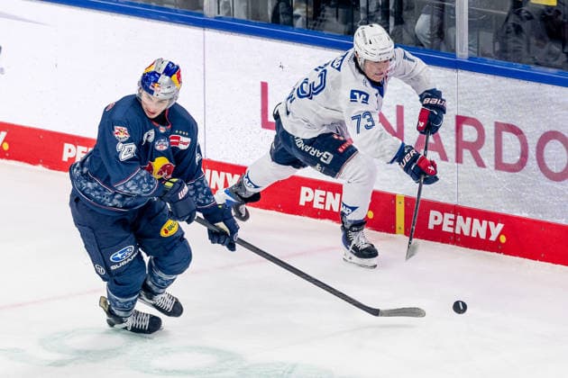 Kampf um den Puck Zweikampf zwischen Veit Oswald (EHC Red Bull Muenchen, 27) und Zach Solow (Adler Mannheim, 73) GER, EHC Red Bull Muenchen vs. Adler Mannheim, Eishockey, DEL, Playoffs, Halbfinale Spiel 2, Saison 2025 2026, 10.04.2026. GER, EHC Red Bull Muenchen vs. Adler Mannheim, Eishockey, DEL, Playoffs, Halbfinale Spiel 2, Saison 2025 2026, 10.04.2026. Muenchen *** Battle for the puck duel between Veit Oswald EHC Red Bull Muenchen, 27 and Zach Solow Adler Mannheim, 73 GER, EHC Red Bull Muenchen vs Adler Mannheim, ice hockey, DEL, playoffs, semi-final game 2, 2025 2026 season, 10 04 2026 GER, EHC Red Bull Muenchen vs Adler Mannheim, ice hockey, DEL, playoffs, semi-final game 2, 2025 2026 season, 10 04 2026 Muenchen Copyright: xEibner-Pressefoto FranzxFeinerx EP_HFR