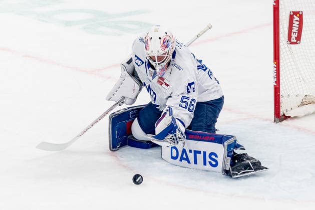 Maximilian Franzreb (Torwart, Adler Mannheim, 56) bei der Abwehr eines Pucks GER, EHC Red Bull Muenchen vs. Adler Mannheim, Eishockey, DEL, Playoffs, Halbfinale Spiel 2, Saison 2025 2026, 10.04.2026. GER, EHC Red Bull Muenchen vs. Adler Mannheim, Eishockey, DEL, Playoffs, Halbfinale Spiel 2, Saison 2025 2026, 10.04.2026. Muenchen *** Maximilian Franzreb Goalkeeper, Adler Mannheim, 56 defending a puck GER, EHC Red Bull Muenchen vs Adler Mannheim, Ice Hockey, DEL, Playoffs, Semifinal Game 2, Season 2025 2026, 10 04 2026 GER, EHC Red Bull Muenchen vs Adler Mannheim, Ice Hockey, DEL, Playoffs, Semifinal Game 2, Season 2025 2026, 10 04 2026 Muenchen Copyright: xEibner-Pressefoto FranzxFeinerx EP_HFR