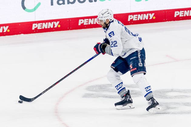 Matthias Plachta (Adler Mannheim, 22) GER, EHC Red Bull Muenchen vs. Adler Mannheim, Eishockey, DEL, Playoffs, Halbfinale Spiel 2, Saison 2025 2026, 10.04.2026. GER, EHC Red Bull Muenchen vs. Adler Mannheim, Eishockey, DEL, Playoffs, Halbfinale Spiel 2, Saison 2025 2026, 10.04.2026. Muenchen *** Matthias Plachta Adler Mannheim, 22 GER, EHC Red Bull Muenchen vs Adler Mannheim, ice hockey, DEL, playoffs, semi-final game 2, 2025 2026 season, 10 04 2026 GER, EHC Red Bull Muenchen vs Adler Mannheim, ice hockey, DEL, playoffs, semi-final game 2, 2025 2026 season, 10 04 2026 Muenchen Copyright: xEibner-Pressefoto FranzxFeinerx EP_HFR