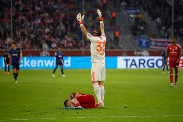 10.04.2026, GER, Fussball, Herren, 2. BL, Saison 2025 2026, Fortuna Düsseldorf - Holstein Kiel Florent Muslija (Fortuna Düsseldorf) liegt verletzt am Boden und Florian Kastenmeier (Fortuna Düsseldorf) gestikuliert, Gestik Düsseldorf Merkur Spiel-Arena Nordrhein-Westfalen Deutschland *** 10 04 2026, GER, Soccer, Men, 2 BL, Season 2025 2026, Fortuna Düsseldorf Holstein Kiel Florent Muslija Fortuna Düsseldorf lies injured on the ground and Florian Kastenmeier Fortuna Düsseldorf gestures, gestures Düsseldorf Merkur Spiel Arena Nordrhein Westfalen Germany Copyright: xAdrianxSchlüterx