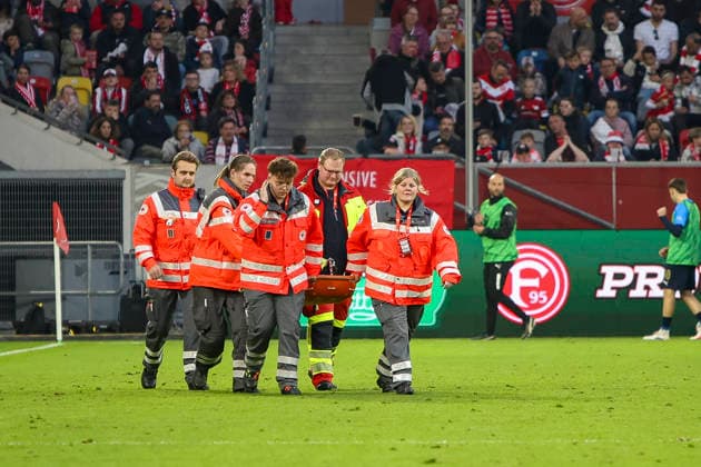 10.04.2026, GER, Fussball, Herren, 2. BL, Saison 2025 2026, Fortuna Düsseldorf - Holstein Kiel die Sanitäter laufen mit einer Trage auf das Feld Düsseldorf Merkur Spiel-Arena Nordrhein-Westfalen Deutschland *** 10 04 2026, GER, Soccer, Men, 2 BL, Season 2025 2026, Fortuna Düsseldorf Holstein Kiel the paramedics run onto the pitch with a stretcher Düsseldorf Merkur Spiel Arena North Rhine-Westphalia Germany Copyright: xAdrianxSchlüterx