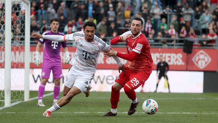 10.04.2026, xfsx, Herren, Fussball, Saison 2025 2026, Regionalliga Bayern, 28. Spieltag: FC Wuerzburger Kickers - FC Bayern Muenchen II v.li.: Vincent Ugo Manuba (FC Bayern Muenchen II), Dion Berisha (FC Wuerzburger Kickers) Wuerzburg AKON ARENA Bayern Deutschland *** 10 04 2026, xfsx, Men, Soccer, Season 2025 2026, Regionalliga Bayern, 28 Matchday FC Wuerzburger Kickers FC Bayern Muenchen II v li Vincent Ugo Manuba FC Bayern Muenchen II , Dion Berisha FC Wuerzburger Kickers Wuerzburg AKON ARENA Bayern Germany