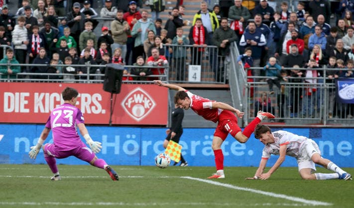 10.04.2026, xfsx, Herren, Fussball, Saison 2025 2026, Regionalliga Bayern, 28. Spieltag: FC Wuerzburger Kickers - FC Bayern Muenchen II v.li.: Gerhard Jannis Baertl (FC Bayern Muenchen II), Tim Kraus (FC Wuerzburger Kickers), Guido Della Rovere (FC Bayern Muenchen II) Wuerzburg AKON ARENA Bayern Deutschland *** 10 04 2026, xfsx, Men, Soccer, Season 2025 2026, Regionalliga Bayern, 28 Matchday FC Wuerzburger Kickers FC Bayern Muenchen II v li Gerhard Jannis Baertl FC Bayern Muenchen II , Tim Kraus FC Wuerzburger Kickers , Guido Della Rovere FC Bayern Muenchen II Wuerzburg AKON ARENA Bayern Germany