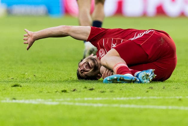 2. Fussball Bundesliga: Fortuna Düsseldorf 1895 - Holstein Kiel; 10.04.2026 Florent Muslija (Fortuna Düsseldorf, 24) bleibt verletzt auf dem Platz liegen 2. Fussball Bundesliga, Fortuna Düsseldorf 1895 - Holstein Kiel, Düsseldorf, Merkur Spiel-Arena am 10.04.2026 DFL REGULATIONS PROHIBIT ANY USE OF PHOTOGRAPHS AS IMAGE SEQUENCES AND OR QUASI-VIDEO. *** 2 Soccer Bundesliga Fortuna Düsseldorf 1895 Holstein Kiel 10 04 2026 Florent Muslija Fortuna Düsseldorf, 24 remains injured on the pitch 2 Soccer Bundesliga, Fortuna Düsseldorf 1895 Holstein Kiel, Düsseldorf, Merkur Spiel Arena on 10 04 2026 DFL REGULATES PROHIBIT ANY USE OF PHOTOGRAPHS AS IMAGE SEQUENCES AND OR QUASI VIDEO Copyright: xBEAUTIFULxSPORTS Wunderlx