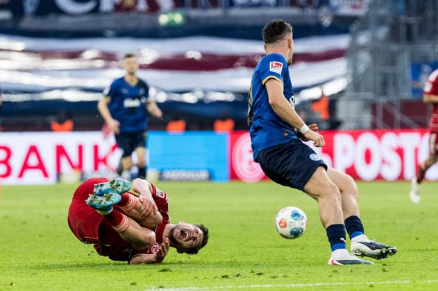 2. Fussball Bundesliga: Fortuna Düsseldorf 1895 - Holstein Kiel; 10.04.2026 Florent Muslija (Fortuna Düsseldorf, 24) verletzt sich bei Zweikampf mit Adrian Kapralik (Holstein Kiel, 20) 2. Fussball Bundesliga, Fortuna Düsseldorf 1895 - Holstein Kiel, Düsseldorf, Merkur Spiel-Arena am 10.04.2026 DFL REGULATIONS PROHIBIT ANY USE OF PHOTOGRAPHS AS IMAGE SEQUENCES AND OR QUASI-VIDEO. *** 2 Soccer Bundesliga Fortuna Düsseldorf 1895 Holstein Kiel 10 04 2026 Florent Muslija Fortuna Düsseldorf, 24 injured in duel with Adrian Kapralik Holstein Kiel, 20 2 Soccer Bundesliga, Fortuna Düsseldorf 1895 Holstein Kiel, Düsseldorf, Merkur Spiel Arena on 10 04 2026 DFL REGULATIONS PROHIBIT ANY USE OF PHOTOGRAPHS AS IMAGE SEQUENCES AND OR QUASI VIDEO Copyright: xBEAUTIFULxSPORTS Wunderlx